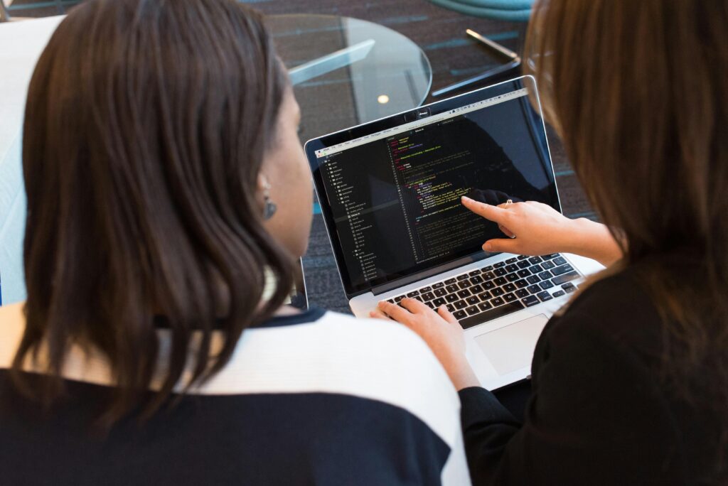 Mengapa Perusahaan Wajib Menggunakan Software ERP? Ini Pentingnya! 1 Pentingnya Software ERP bagi perusahaan